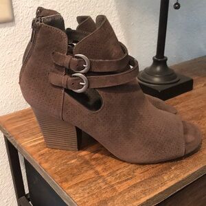 Sonoma brand sz 9.5M zip closure peep toe heels